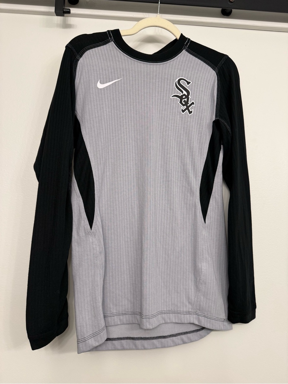 Nike Baseball Men’s Gray and Black Chicago White Sox Long-Sleeve Performance Tee